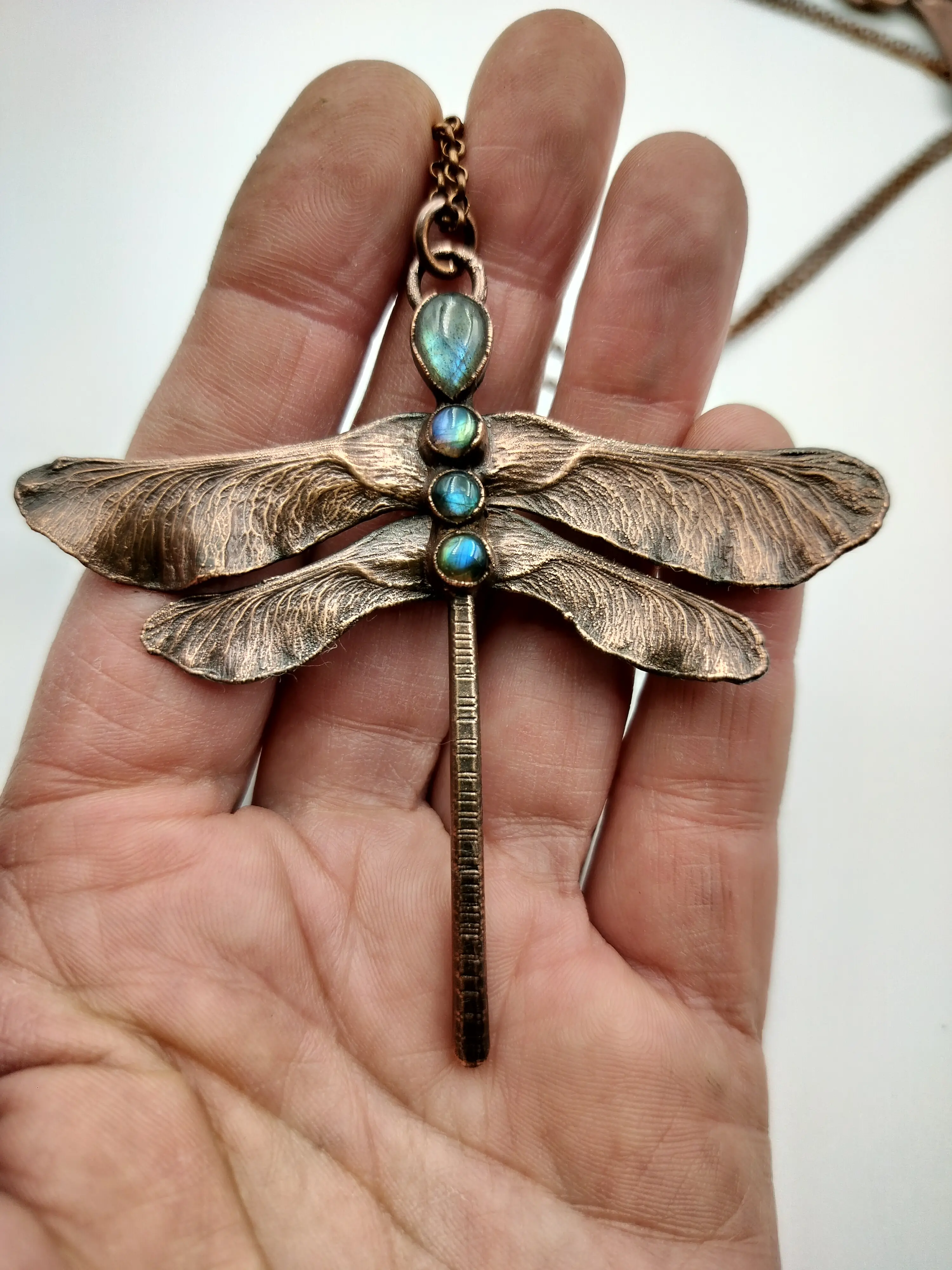 Lucia G galvanisierte Halskette, Colorsandmetals, galvanisierte Ahorndreher mit Edelsteinen, Galvanisch geformte Kupferlibellen mit Labradorit und Pfirsichmondstein, die Flügel sind aus Ahornsamen gefertigt