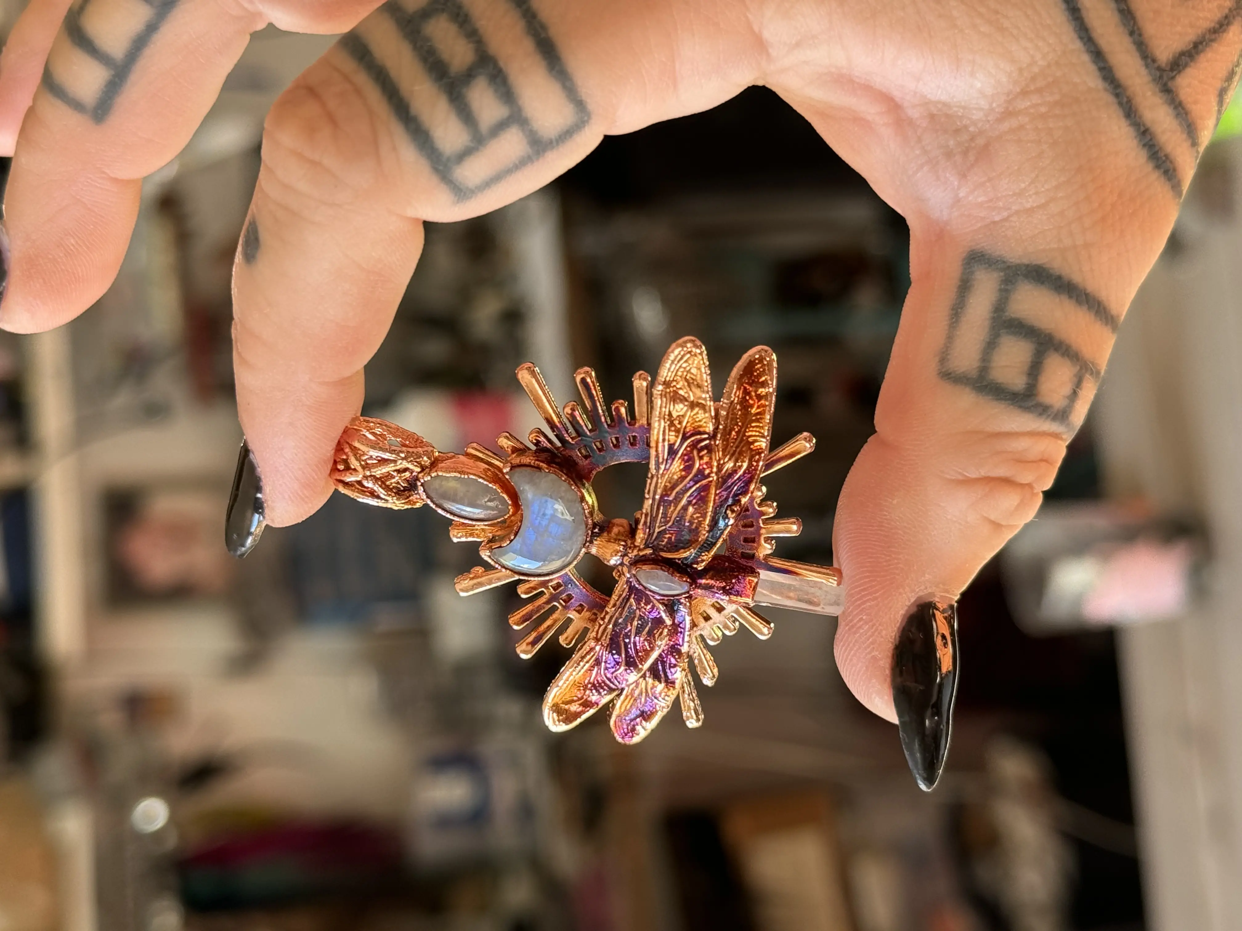 Organischer Schmuck verkupfert und patiniert, Käferbrosche 