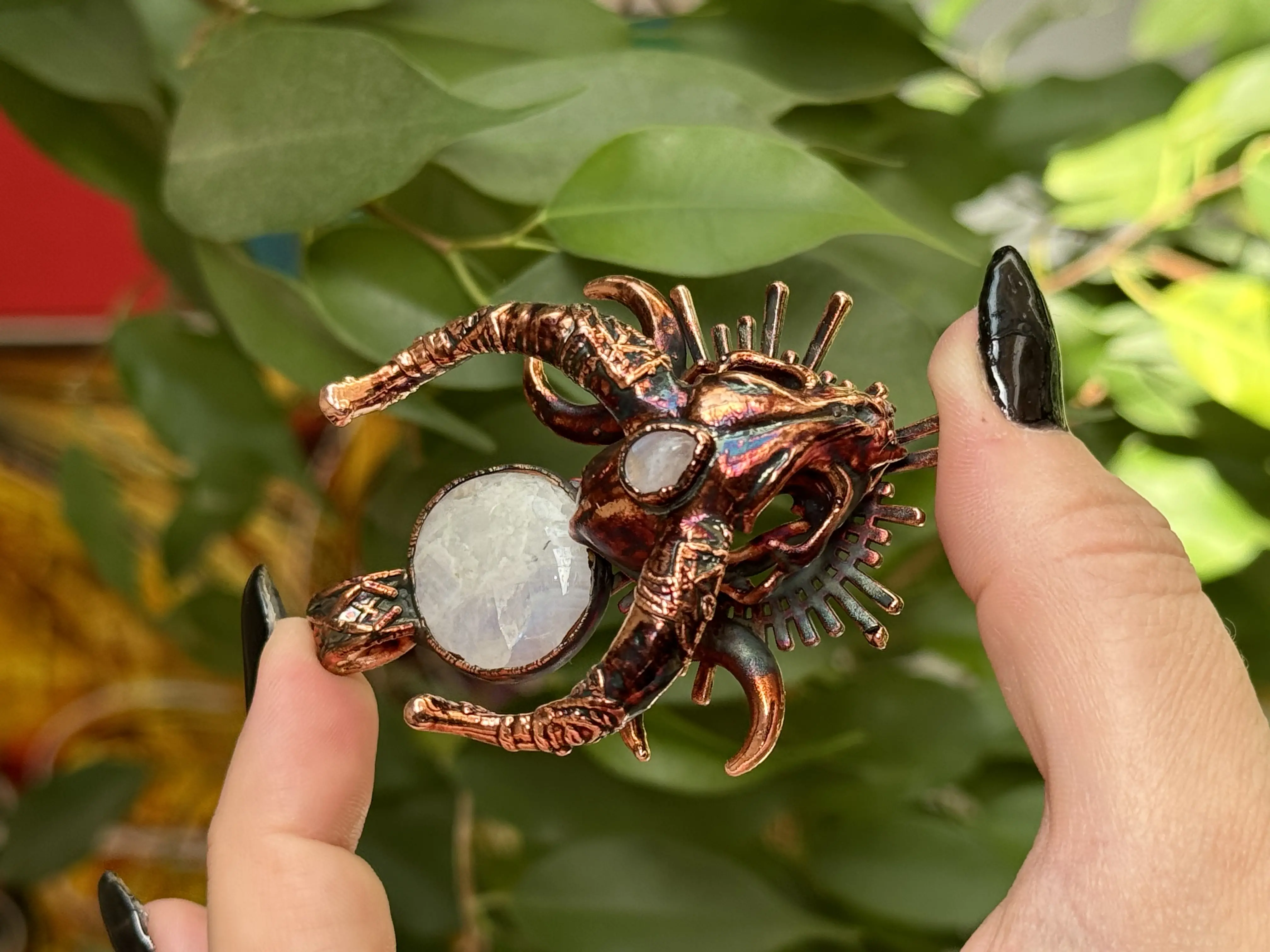 Organischer Schmuck verkupfert und patiniert