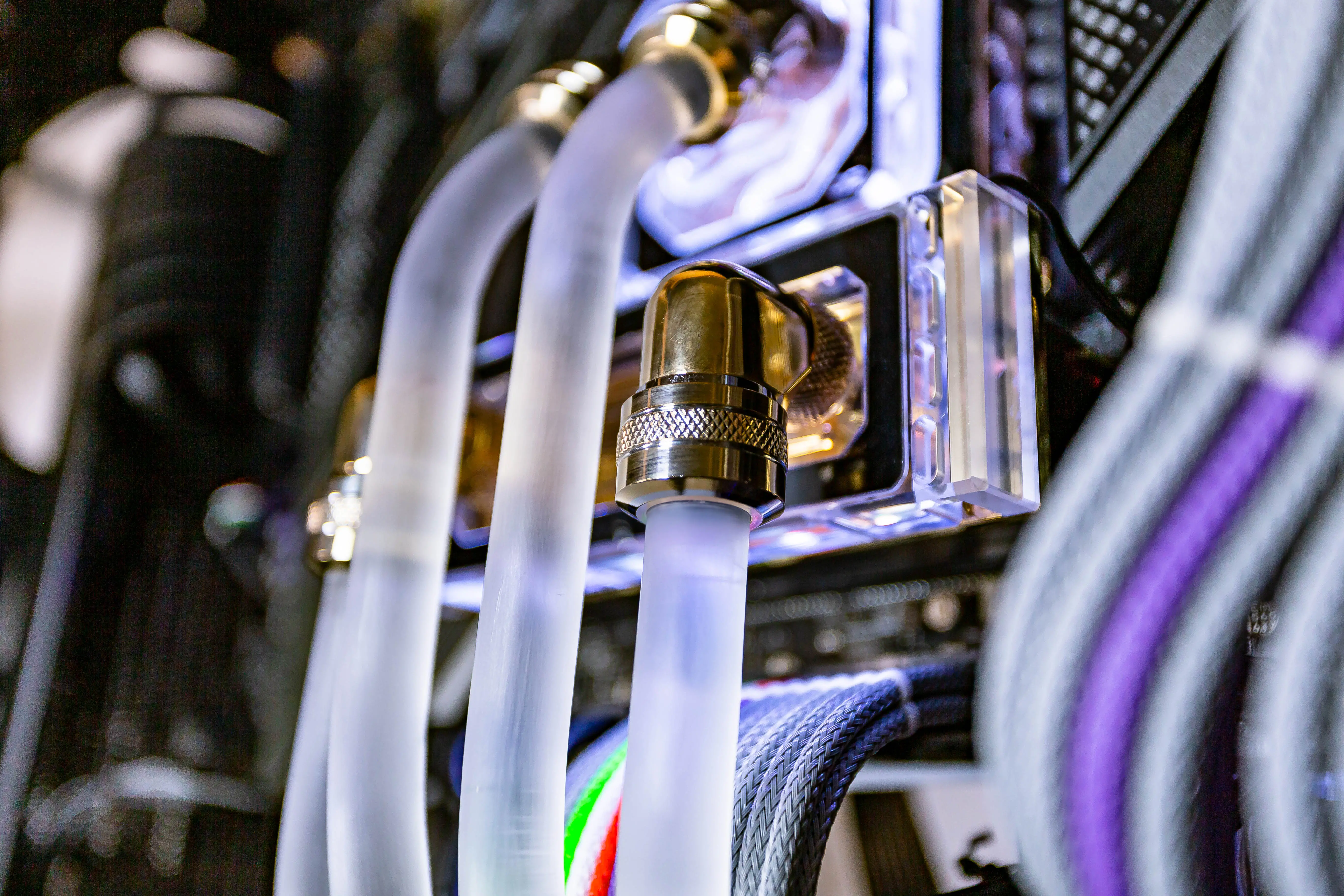 Bauteile am PC. vergoldet galvanisiert