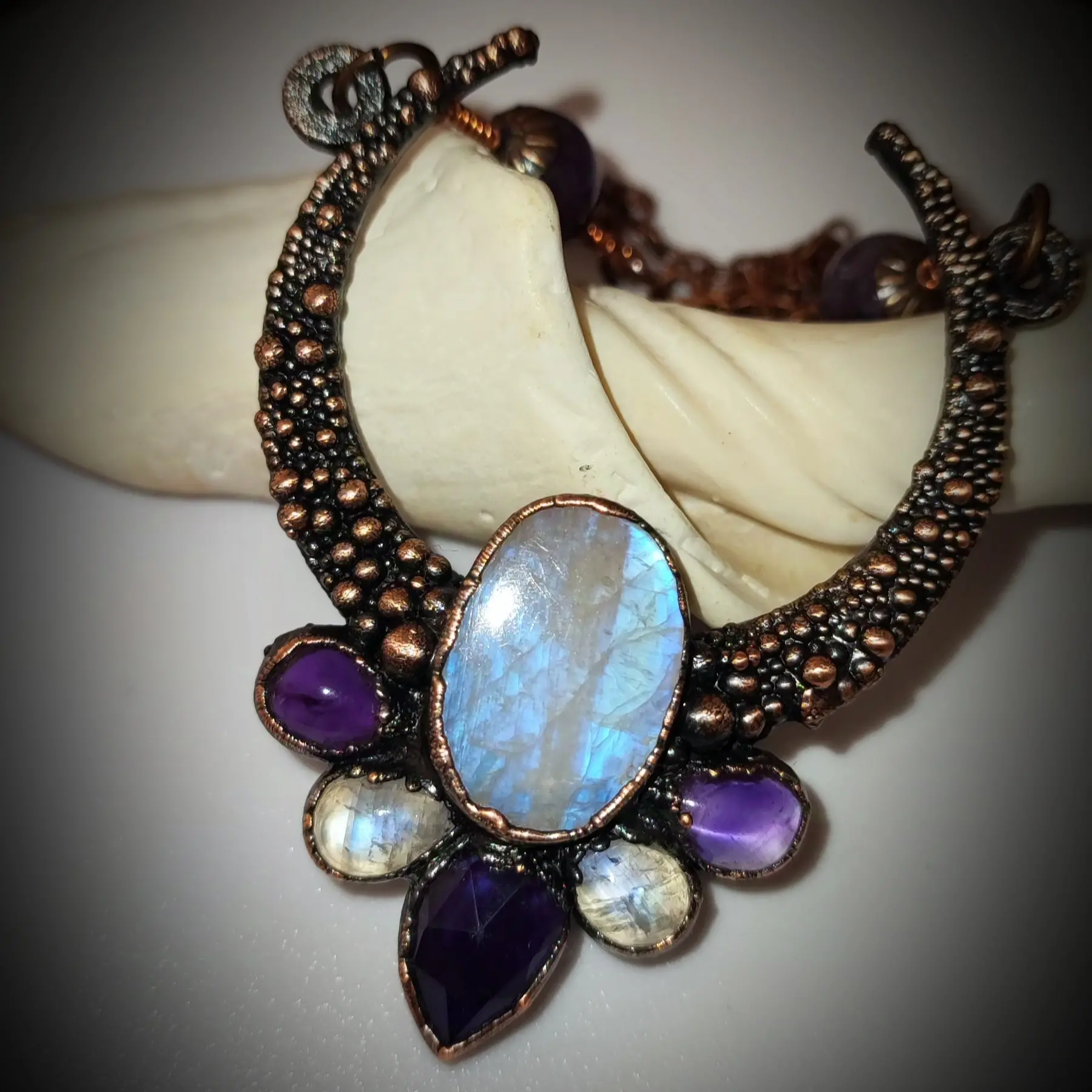 _kore_artjewels; verkupferte Halskette mit Schmucksteinen Galvanisierte Halskette