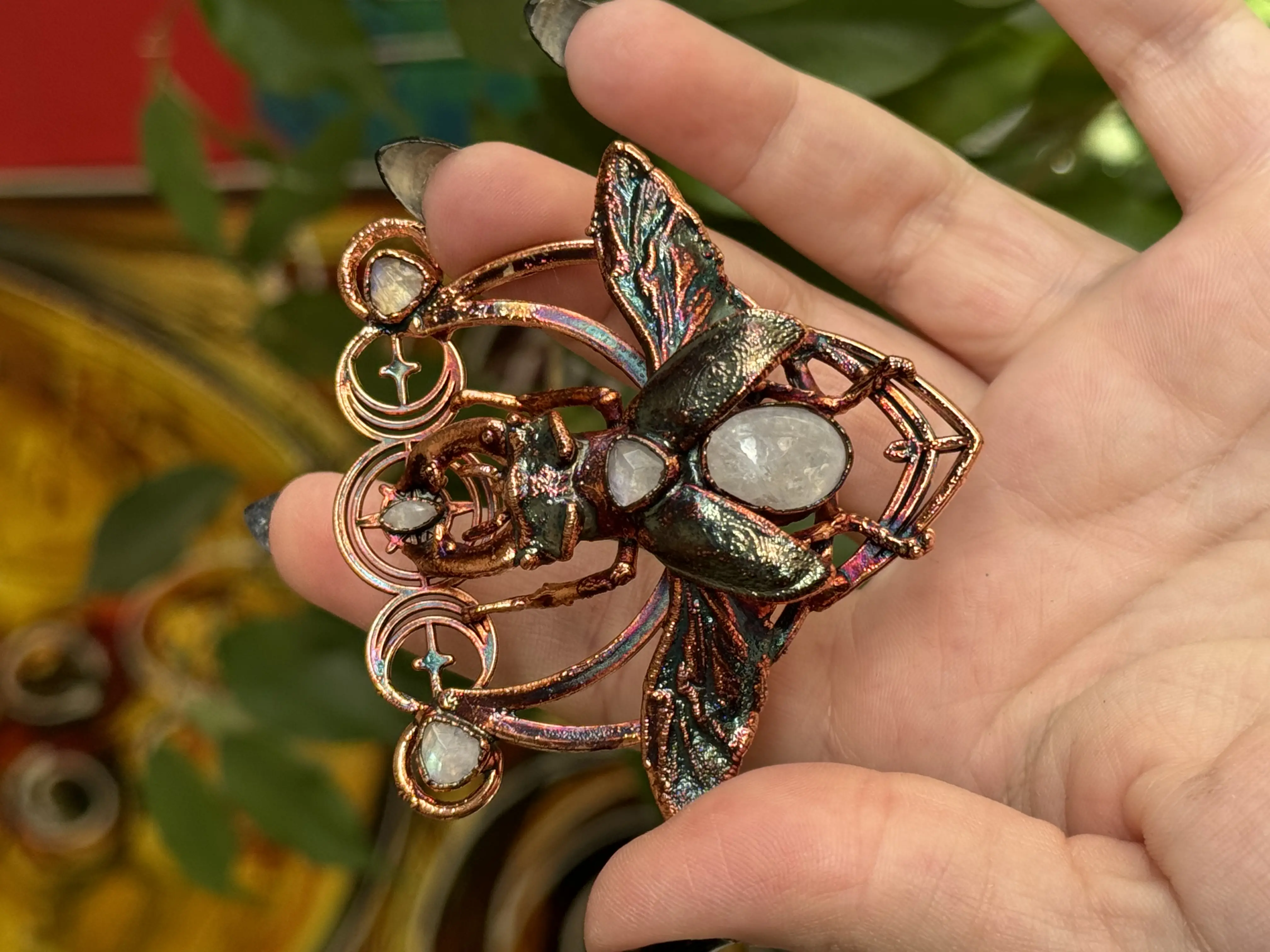 Organischer Schmuck verkupfert und patiniert, Käferbrosche