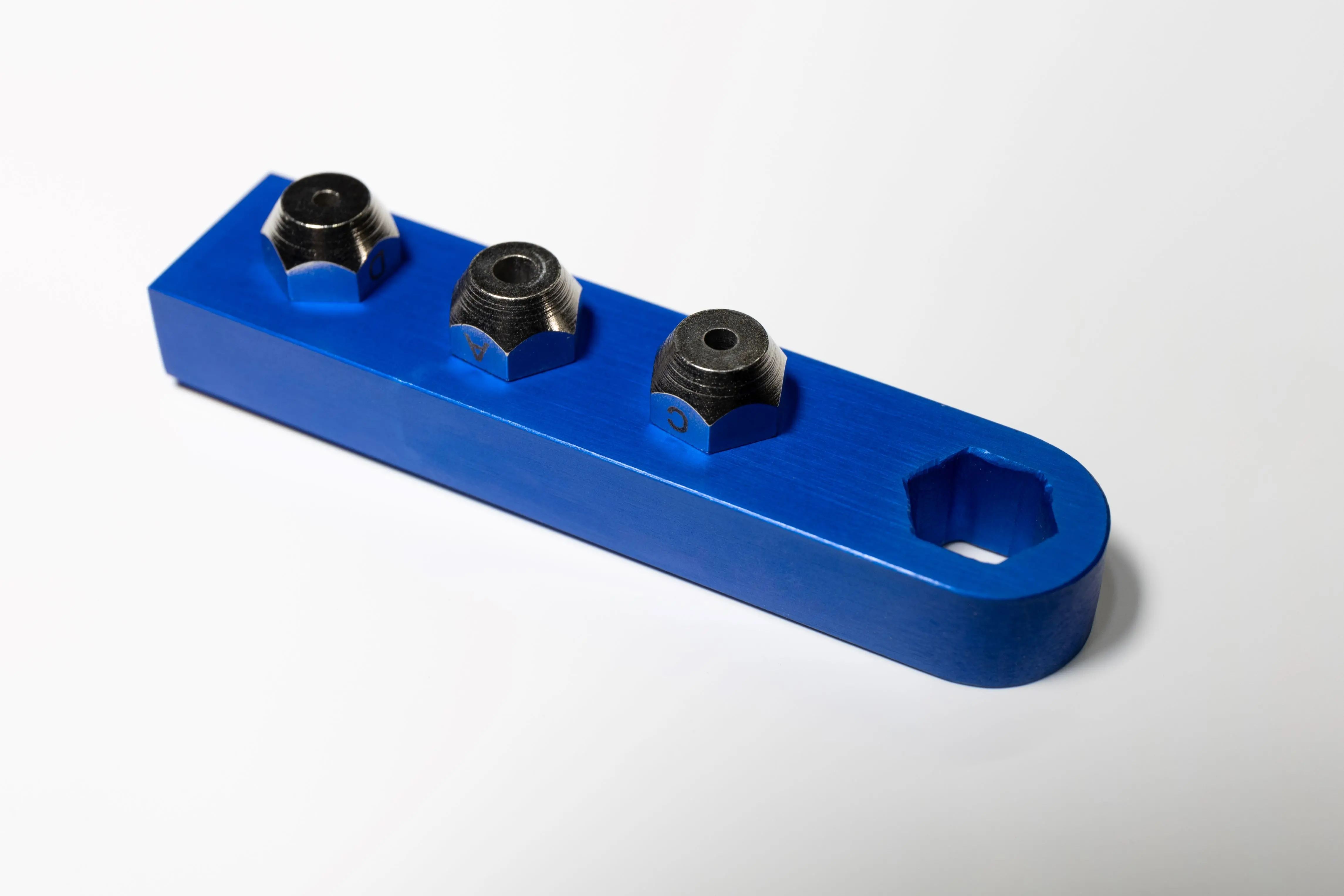 blau eloxiertes Bauteil 