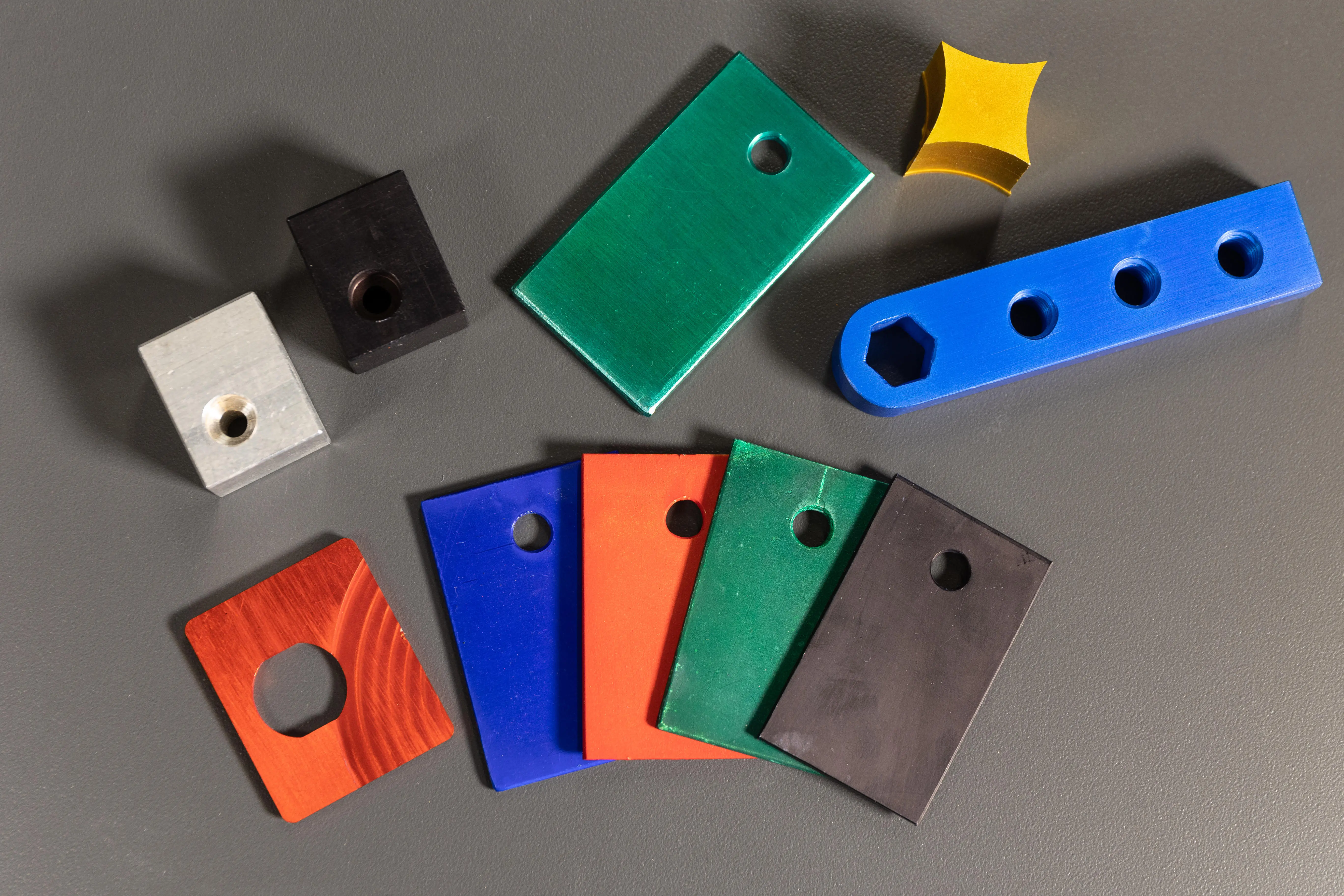 bunte eloxierte Formen