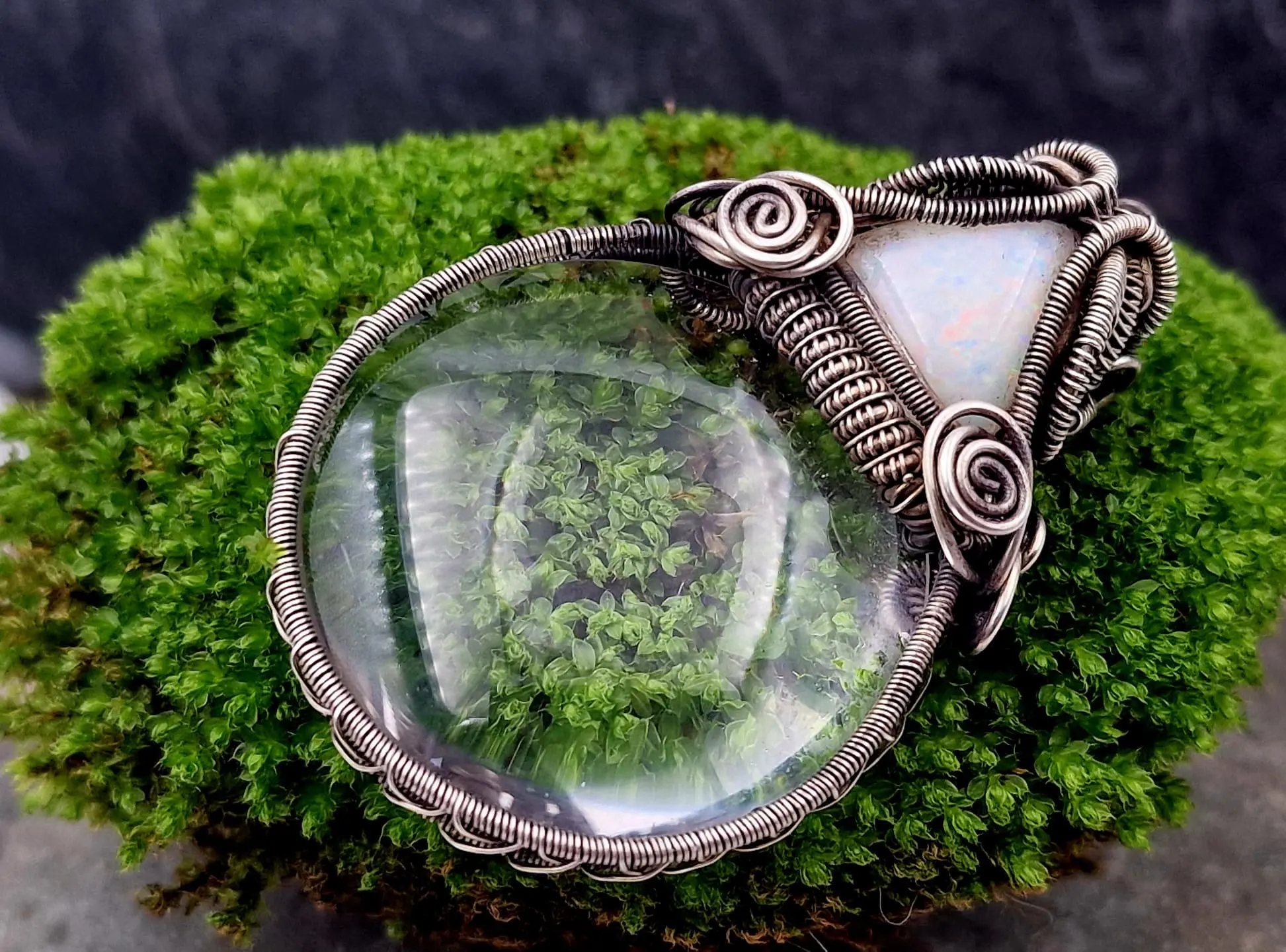 Lupe mit weißem Opal. Patiniert