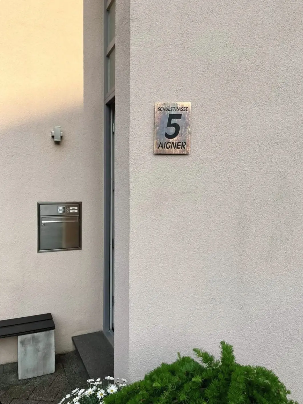 Hausnummer patiniert