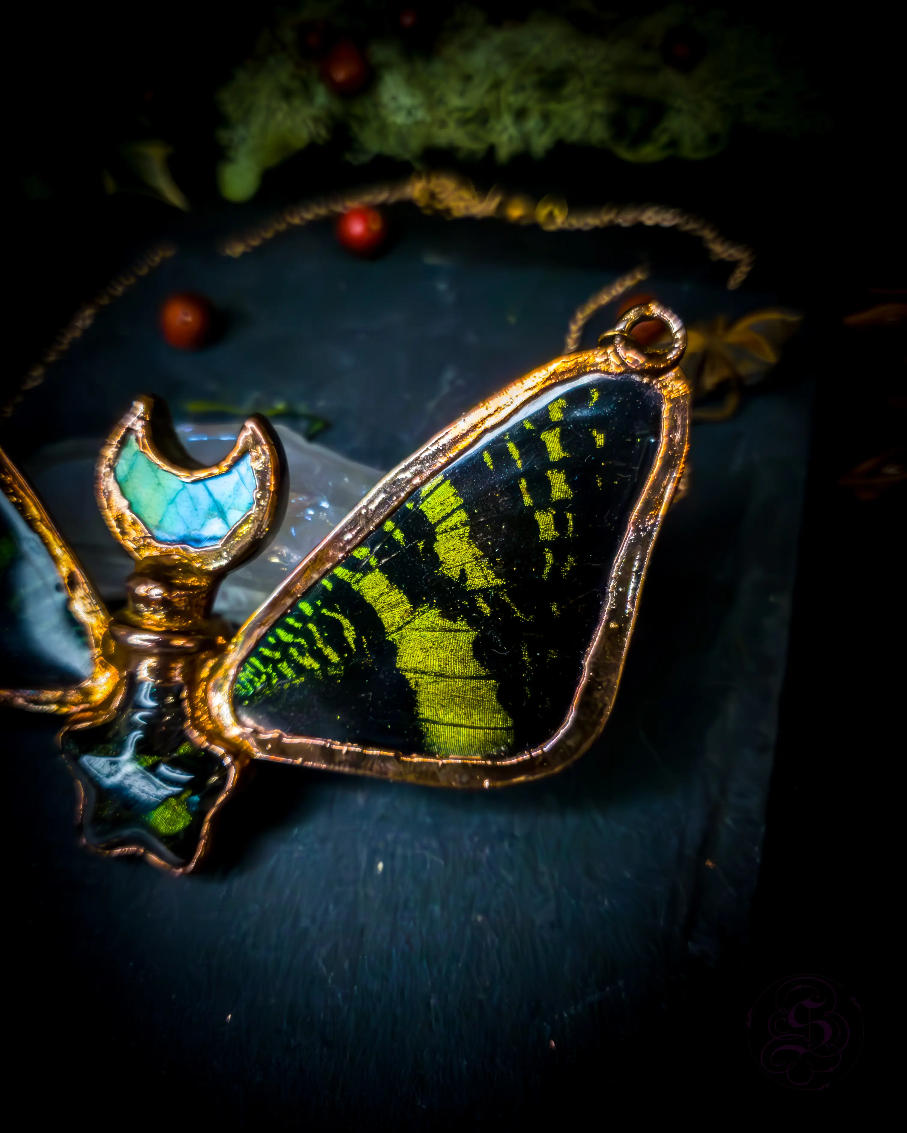 Patinierter und verkupferter Schmetterling, Schmuck aus organischem Material