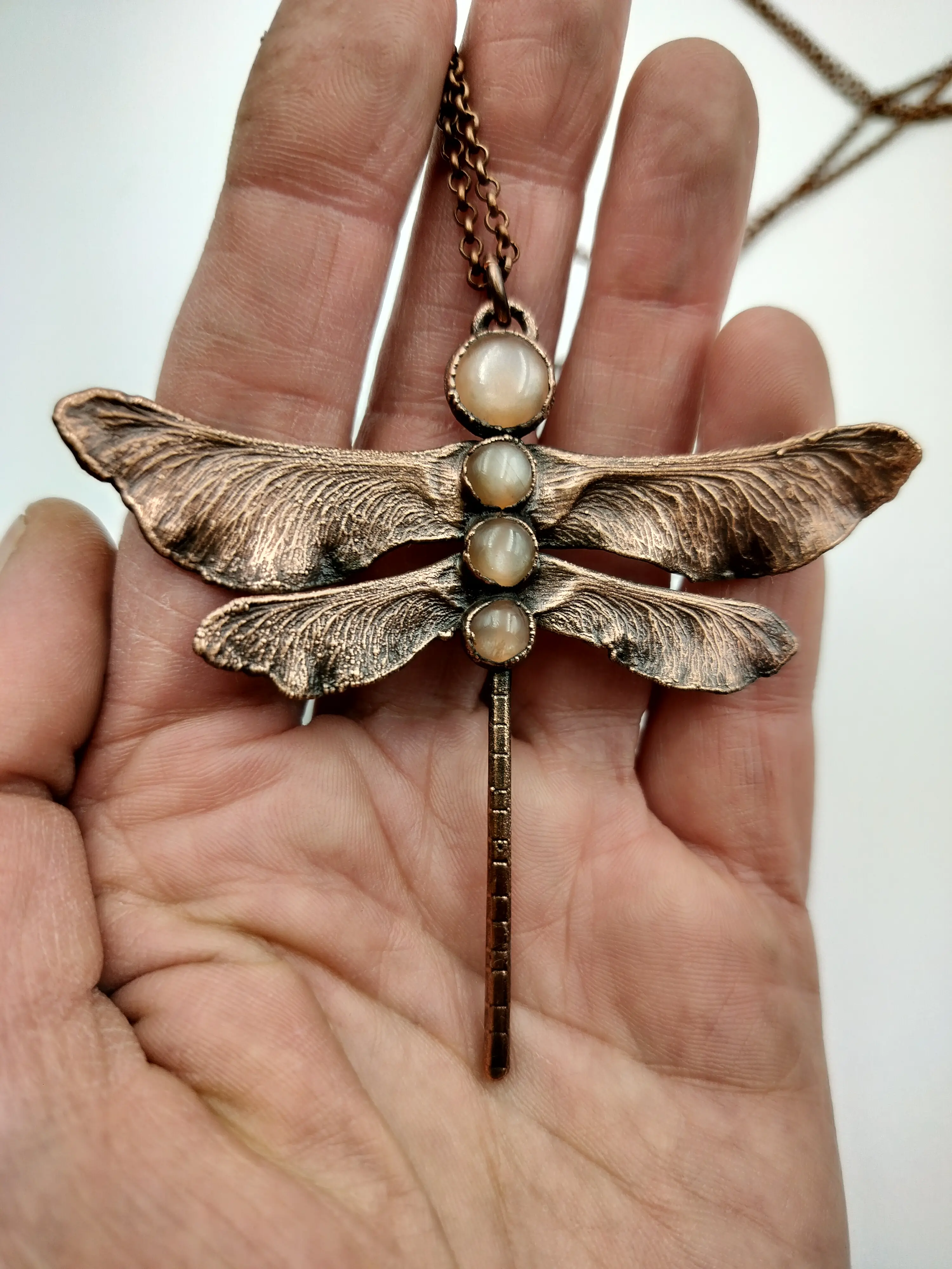 Lucia G galvanisierte Halskette, Colorsandmetals, galvanisierte Ahorndreher mit Edelsteinen, Galvanisch geformte Kupferlibellen mit Labradorit und Pfirsichmondstein, die Flügel sind aus Ahornsamen gefertigt