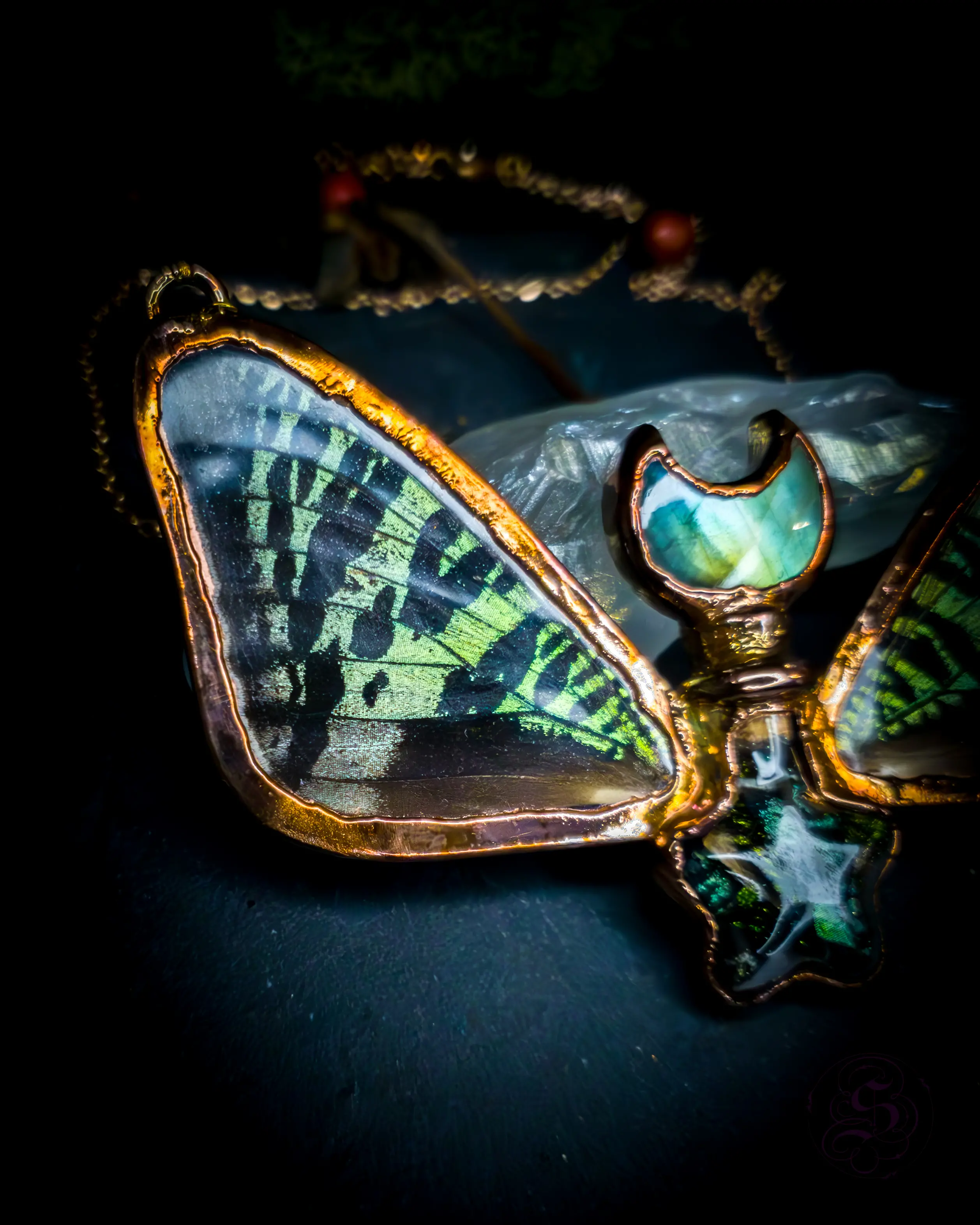 patinierter Schmetterling, Organischer Schmuck vergoldet, Schmetterling Brosche