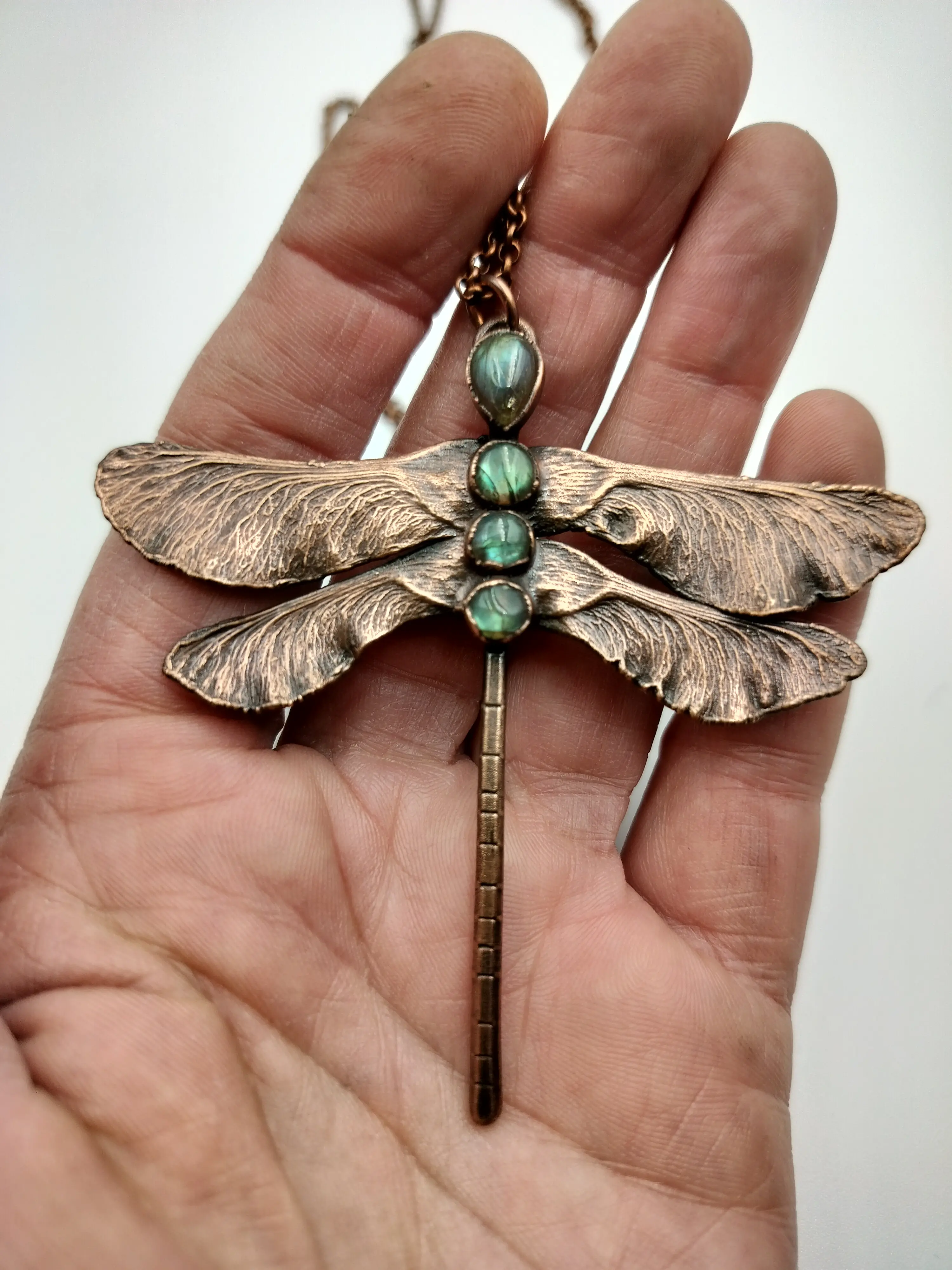 Lucia G galvanisierte Halskette, Colorsandmetals, galvanisierte Ahorndreher mit Edelsteinen, Galvanisch geformte Kupferlibellen mit Labradorit und Pfirsichmondstein, die Flügel sind aus Ahornsamen gefertigt