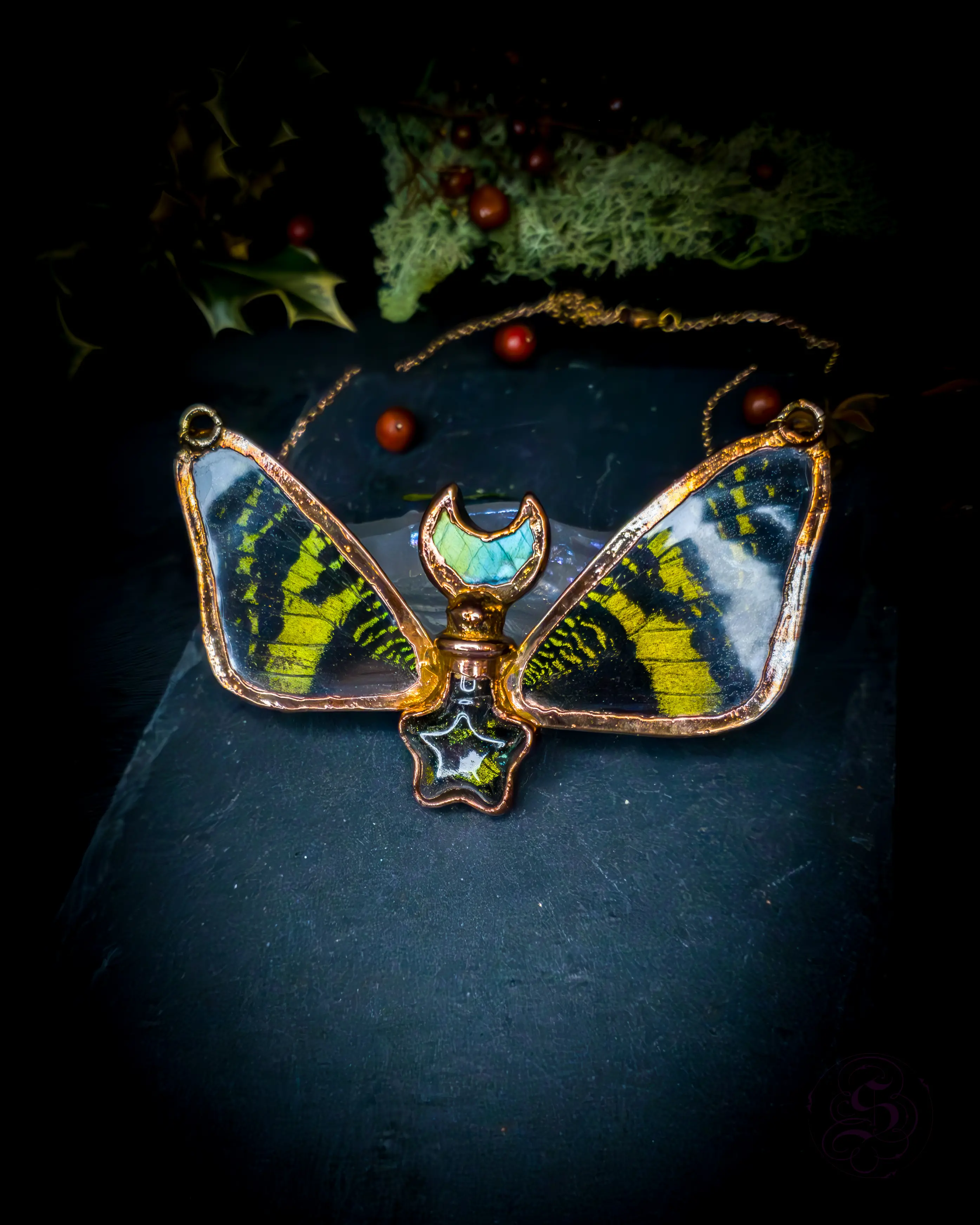 verkupferter und patinierter Schmetterling, Schmetterlingsflügel als Schmuck