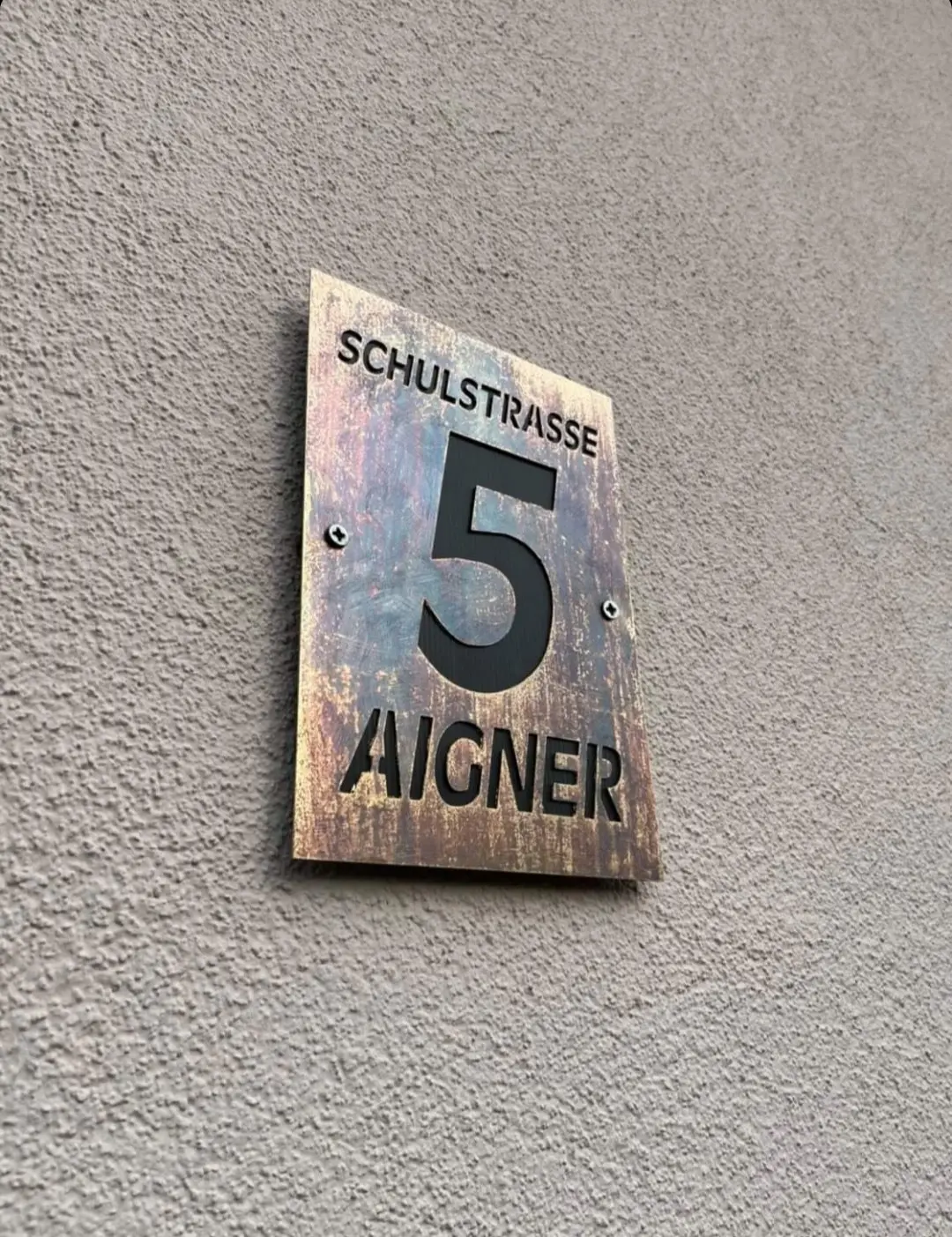 Hausnummer patiniert